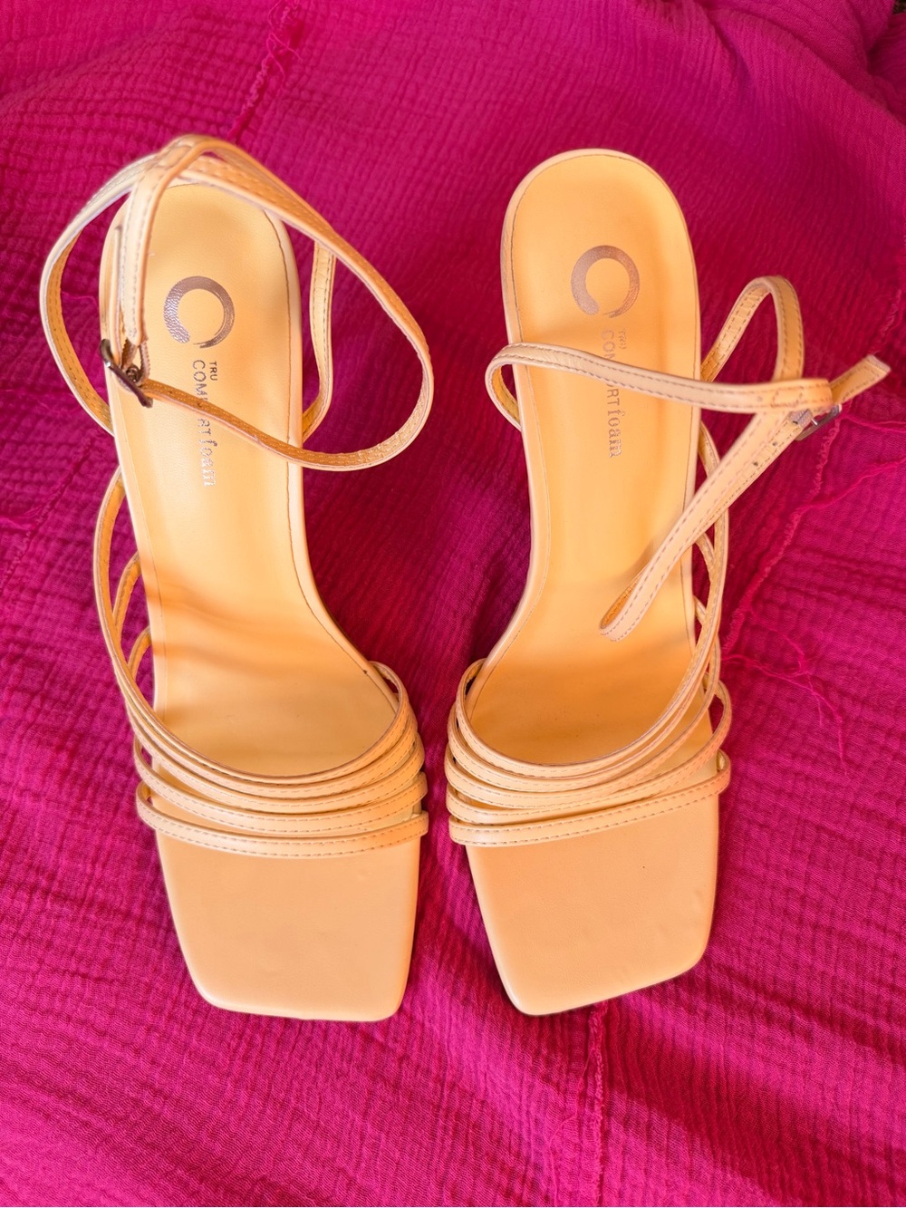 Journee Collection Light Yellow Heeled Sandals  NWOT Size 9.5
